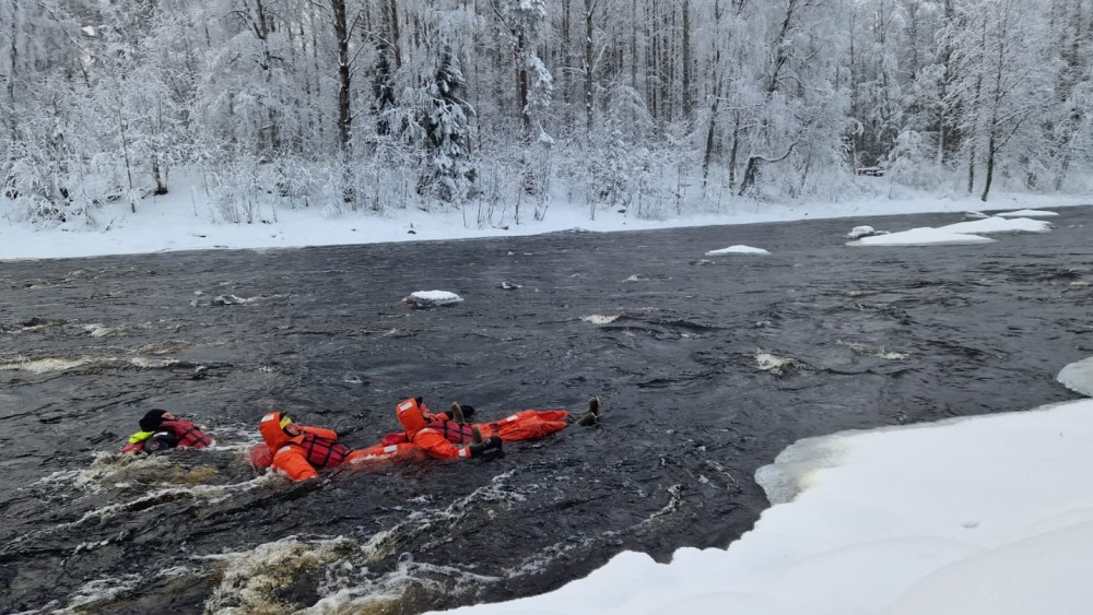 Drijven op een rivier in Finland.